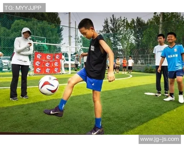 小孩与足球明星的趣味互动瞬间揭秘欢乐背后的故事